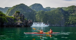 Hoạt động chèo thuyền kayak tham quan khám phá vịnh Lan Hạ là một trong những hoạt động không thể bỏ qua