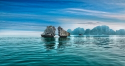 Đi thuyền trong lòng di sản thiên nhiên thế giới vịnh Hạ Long, du khách sẽ được thỏa sức bay bổng trí tưởng tượng với hàng trăm đảo đá vôi