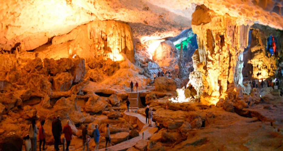 Hang Sửng Sốt là một hang động rộng và đẹp vào bậc nhất của vịnh Hạ Long với những khối thạch nhũ lung linh, huyền ảo