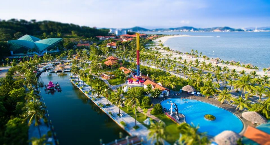 Ngoài các hoạt động thú vị ở công viên giải trí, đến với đảo Tuần Châu bạn còn có cơ hội được thả mình trong làn nước mát lành hay dạo chơi trên bãi cát trắng dài miên man