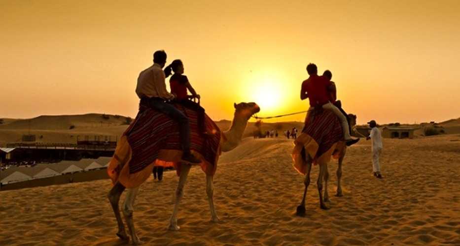 Trải nghiệm cảm giác cưỡi lạc đà trong ánh nắng hoàng hôn giữa sa mạc bao la