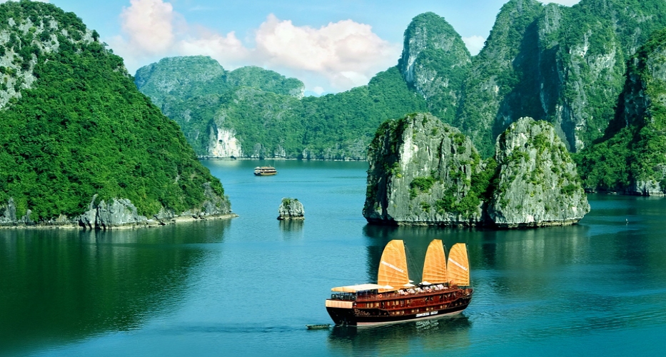 Hàng năm Du lịch Hạ Long Tuần Châu tiếp đón hàng triệu lượt du khách trong và ngoài nước đến tham quan
