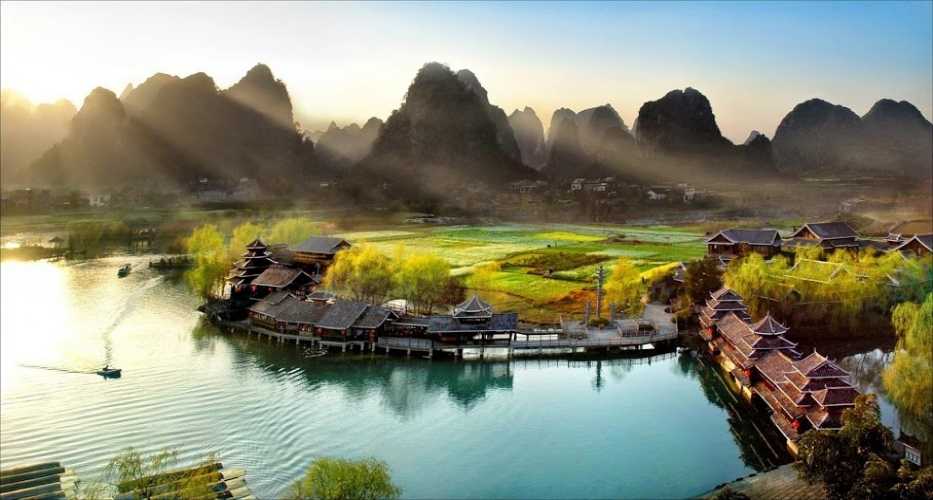 Được mệnh danh là phong cảnh đệ nhất thiên hạ, Quế Lâm  sở hữu nhiều thắng cảnh thu hút hàng triệu lượt du khách