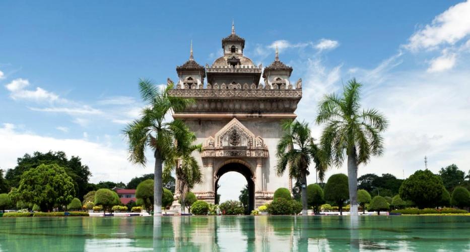 Khải Hoàn Môn in hình trên mặt nước là niềm tự hào của Lào