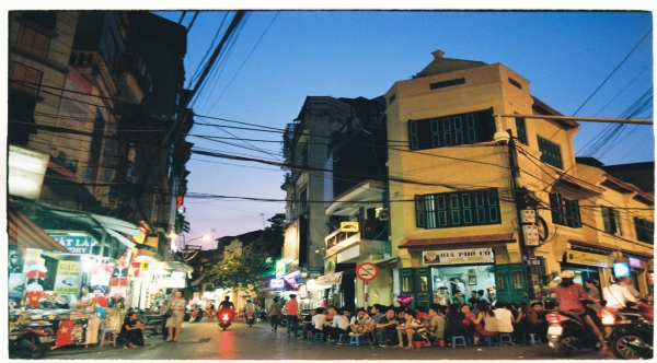 Được biết đến như một phố Tây trong lòng phố cổ, từ lâu nay con phố Tạ Hiện với cái ngã tư quốc tế
