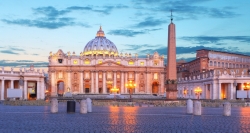 Quảng trường Saint Peter thuộc Vatican – Ý là một trong những quảng trường to và đẹp nhất thế giới
