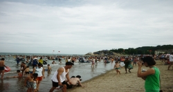 Hè đến du lịch biển Sầm Sơn du khách có dịp cảm nhận không khí biển mát mẻ và cảm giác thích thú trong dịp hè này