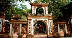 Đền Ông Hoàng Mười nằm ở vị trí cảnh quan đẹp với phong cảnh non xanh nước biếc hữu tình nổi tiếng xứ Nghệ