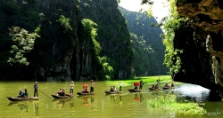 Tam Cốc – Bích Động được coi là điểm du lịch hấp dẫn nhất ở Ninh Bình, được biết đến với cái tên nổi tiếng Vịnh Hạ Long trên cạn