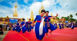 Lào được biết đến là quốc gia Phật giáo với những ngôi chùa tôn nghiêm và nụ cười thân thiện, hiếu khách của người dân