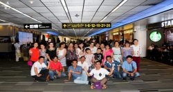 Khách đi du lịch Thái Lan chụp ảnh lưu niệm tại sân bay