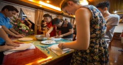 Du khách trên tàu được các đầu bếp có tay nghề dạy cách làm nem truyền thống