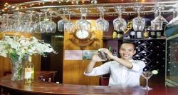 Bar phục vụ các loại đồ uống: nước ngọt, bia, rượu,…cho du khách trên tàu với phong cách chuyên nghiệp