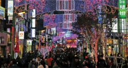 Dạo phố trong đêm Noel ở ngay khu trung tâm thành phố thì có dãy Myeongdong là tuyệt đỉnh