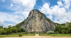 Hình ảnh đức Phật linh thiêng được tạc trên núi
