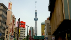 Dạo bước trên nhiều con phố, bạn vẫn có thể thấy hình ảnh tháp truyền hình Tokyo Skytree