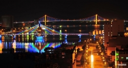 Đà Nẵng được mệnh danh là “thành phố ánh sáng” khi những cây cầu, tòa nhà, khu dân cư đồng loạt lên đèn