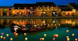 Vào buổi tối bạn có thả bước đi bộ hoặc xích lô dọc bờ sông Thu Bồn để ngắm vẻ đẹp lộng lẫy của Hội An vào ban đêm