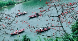 Chùa Hương đang được đề cử là 1 trong Top 10 điểm du lịch tâm linh thu hút du khách nhất ở Việt Nam
