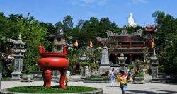 Chùa Long Sơn hay còn gọi là chùa Phật trắng luôn là điểm đến không thể thiếu của du khách khi đến Nha Trang