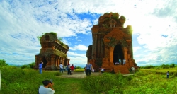 Tháp đôi ở Quy Nhơn còn được gọi là Tháp đôi Hưng Thạnh, một công trình đẹp và độc đáo của nghệ thuật kiến trúc Chămpa cổ