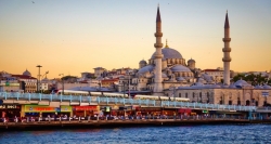 Istanbul là thành phố lớn nhất của Thổ Nhĩ Kỳ và là thành phố duy nhất trên thế giới nằm trên hai lục địa Á và Âu