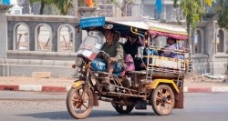 Xe túc túc, phương tiện di chuyển độc đáo của người dân Lào