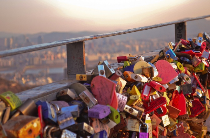 Ổ khóa tình yêu lãng mạn trên đỉnh tháp Namsan, tháp truyền hình cao nhất Hàn Quốc.