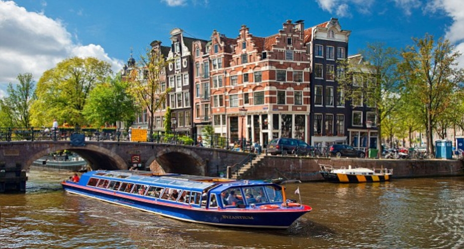 Thủ đô Amsterdam -Hà Lan là thành phố này nằm trên bờ sông Amstel và mang dáng dấp của một thành phố cổ châu Âu điển hình