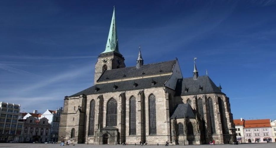 Nhà thờ Dom là địa danh mà người dân Đức rất tự hào vì vẻ đẹp, sự hoành tráng và là kỳ tích trong xây dựng.