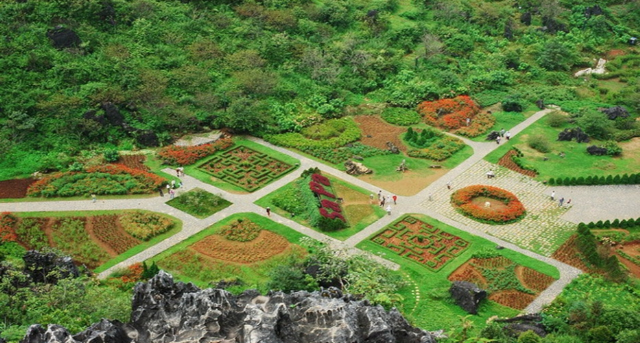 Núi Hàm Rồng nằm phía sau nhà thờ đá là khu du lịch sinh thái hấp dẫn nhất Sa Pa