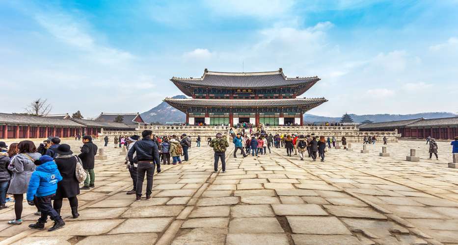 Cung điện hoàng gia Gyeong-bok đã bị phá hủy nhiều lần, nhưng ngày nay vẫn được coi là một minh chứng tuyệt vời nhất cho kiến trúc cổ của Hàn Quốc ở Seoul.