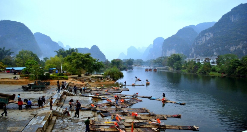 Quế Lâm, thành phố du lịch bao quanh bởi hai con sông và những ngọn núi hình thù đặc biệt, tạo nên một khung cảnh non nước yên bình