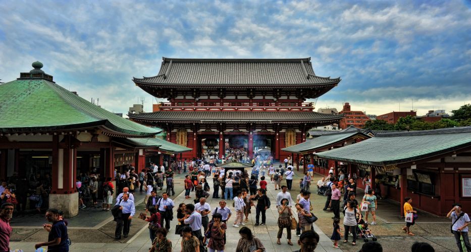 Asakusa hay còn gọi là đền Sensoji đặc biệt thu hút người dân Nhật Bản tới cầu nguyện trong những ngày đầu năm mới
