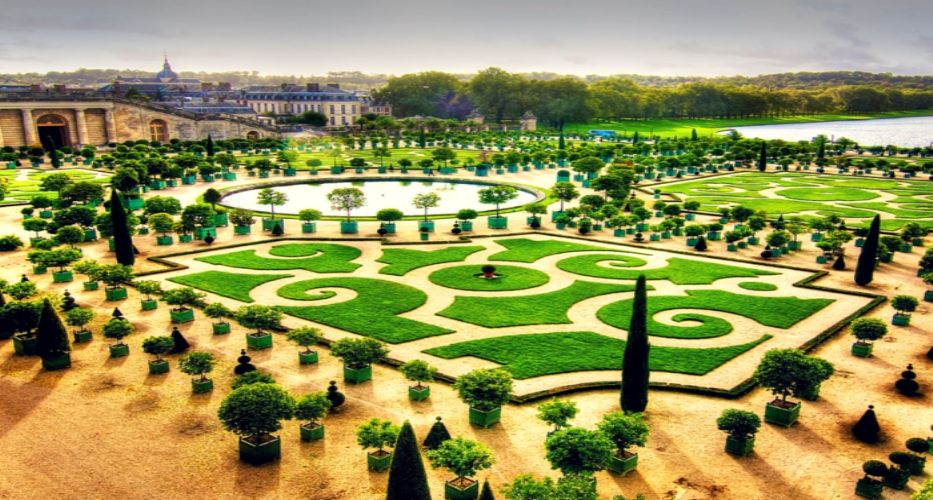 Cung điện Versailles được mệnh danh là cung điện lộng lẫy nhất Châu Âu và đẹp nhấy thế giới bởi quy mô cung điện đồ sộ, kiến trúc tinh xảo