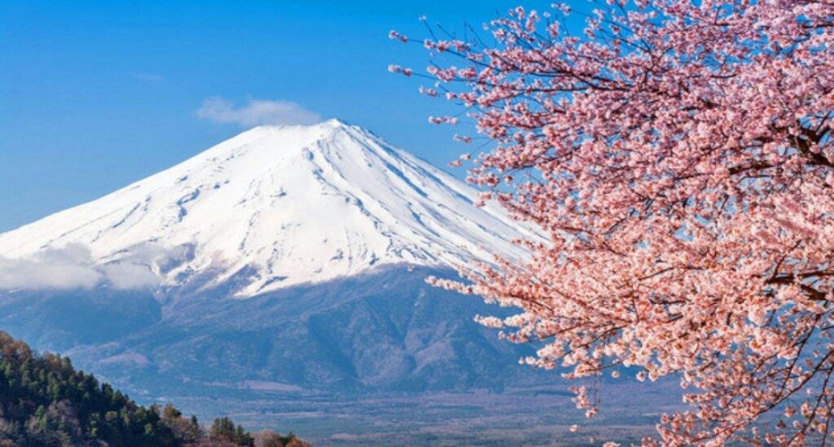 Núi Phú Sĩ cao hơn 3700m, được xem như là biểu tượng linh thiên của đất nước Nhật Bản