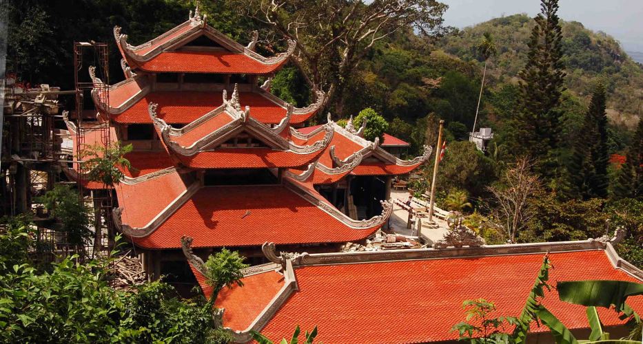 Vân Sơn Tự linh thiêng với mái chùa cong cong là nơi bạn có thể cầu nguyện và ngắm nhìn toàn cảnh đẹp của Côn Đảo từ trên cao