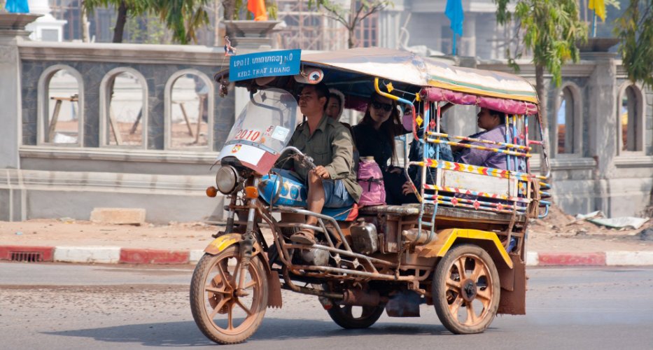 Ngồi trên chiếc xe 3 bánh Tuktuk sẽ là trải nghiệm cực kỳ độc đáo đối với du khách khi đến Viêng Chăn