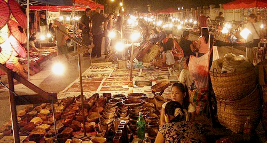 Khám phá thành phố Viêng Chăn về đêm với những  khu chợ dưới ánh đèn mờ ảo cuối góc phố