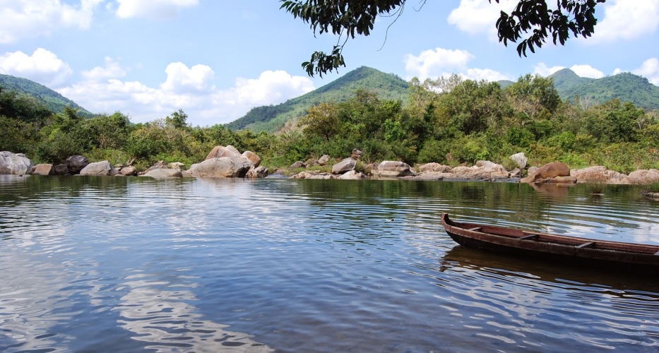 Khu du lịch sinh thái Hầm Mô được ví như Vịnh Hạ Long thu nhỏ bởi cảnh sắc tuyệt đẹp của nó