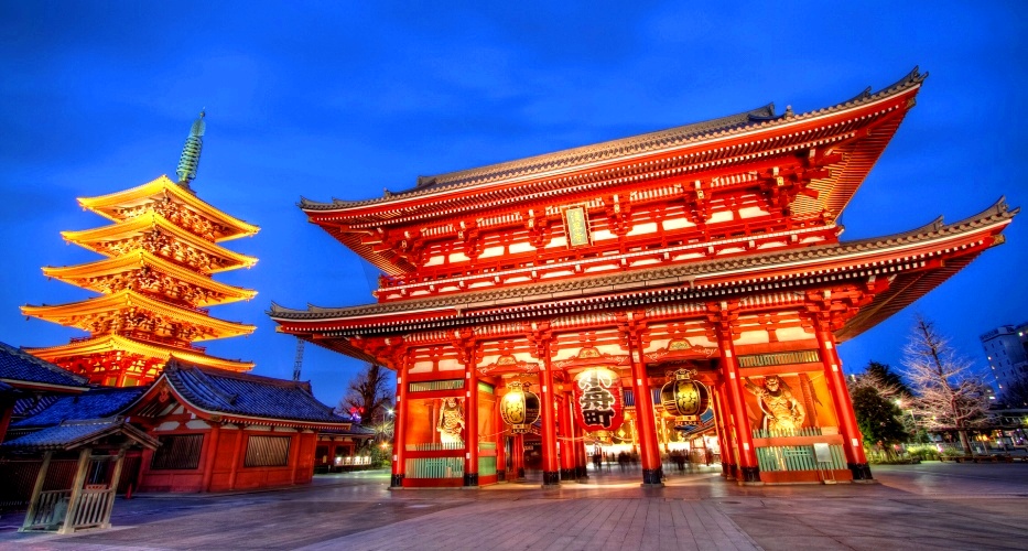Asakusa cổ kính trong ánh đèn mờ ảo càng làm cho ngôi đền trở nên huyền bí