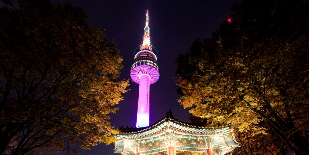 Tháp truyền hình lung linh trong đêm là địa điểm tham quan được yêu thích tại Hàn Quốc