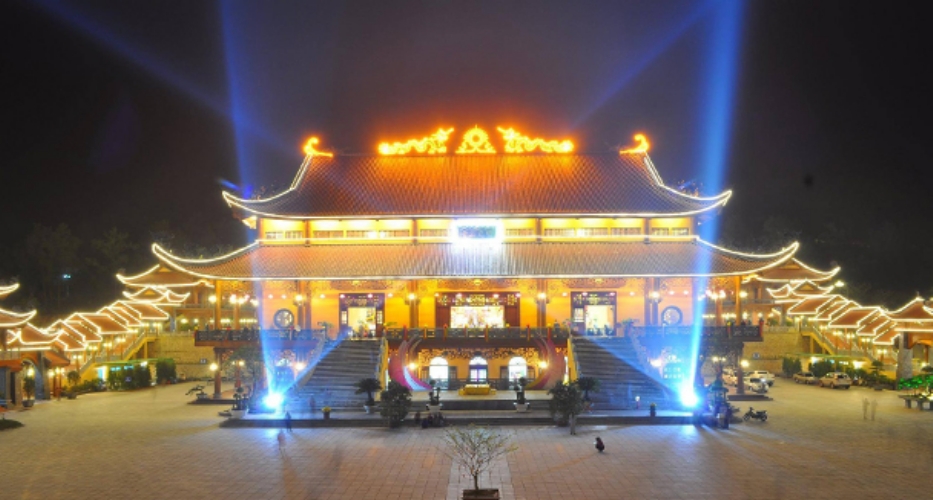 Chùa Ba Vàng là ngôi chùa trên núi có chính điện lớn nhất Việt Nam tại Yên Tử