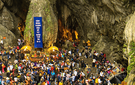 Hương Tích được mệnh danh Nam Thiên đệ nhất động – là nơi thờ phật lớn nhất của di tích chùa Hương