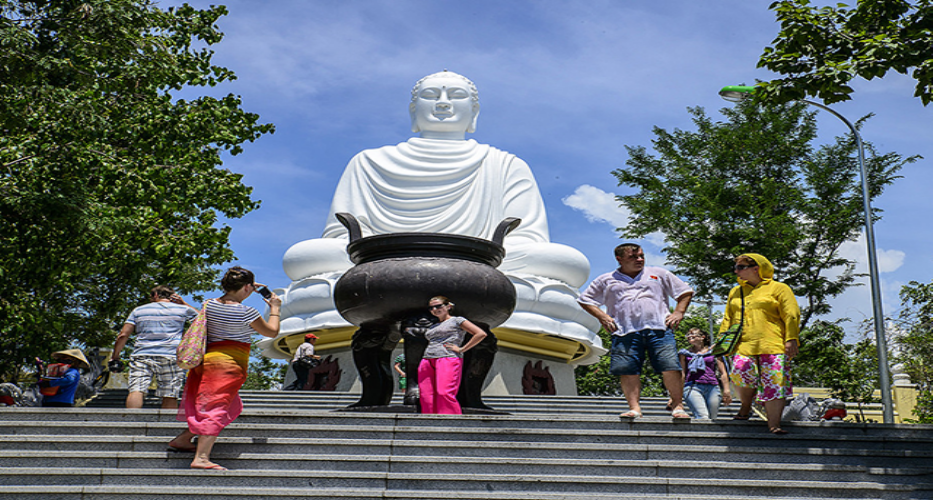 Chùa Long Sơn hay còn gọi là chùa Phật trắng là điểm đến không thể thiếu của du khách khi đi du lịch Nha Trang