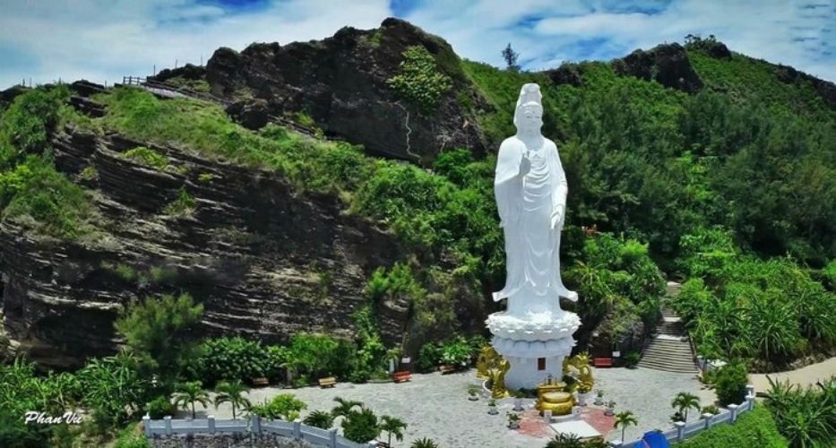 Di tích lịch sử chùa Đục trên đảo Lý Sơn là một trong những điểm mang không gian bình yên được du khách yêu thích