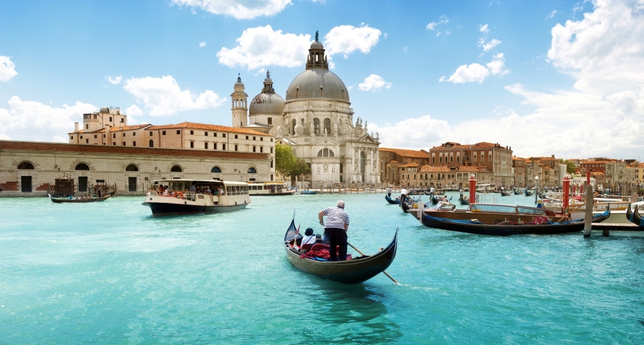 Sự hấp dẫn của Venice đã thu hút hàng chục ngàn khách du lịch từ khắp mọi nơi trên thế giới đặt chân lên hòn đảo xinh đẹp này mỗi ngày