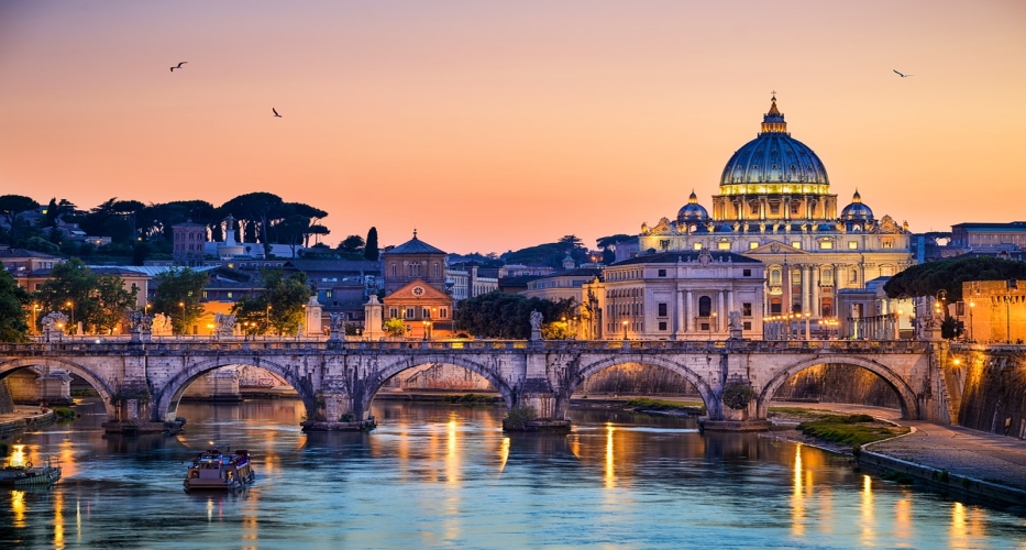 Rome là nơi nhiều du khách lựa chọn khi muốn cảm nhận nét cổ kính trên những công trình mang nặng dấu thời gian.