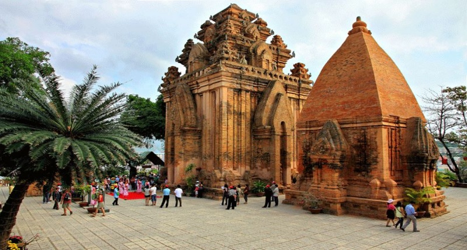 Tháp Bà Ponagar là một di tích lịch sử văn hóa  nổi tiếng hấp dẫn du khách