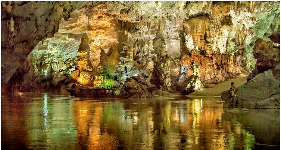 Động Phong Nha, nơi dòng nước êm đềm trôi trong hang đá